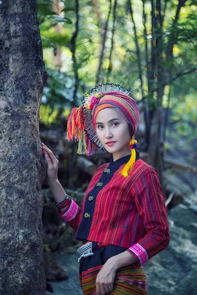 Karen geleneksel elbise ile güzel Asyalı kadın keşfetmek içinde fo — Stok fotoğraf