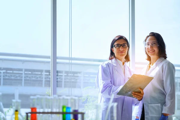 Genç kadın bilim laboratuvar alt yapım techer ile ayakta
