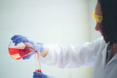 Genç kadın bilim laboratuvar alt yapım techer ile ayakta