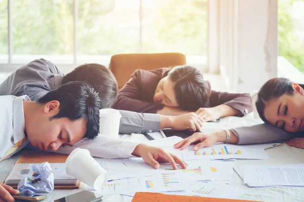 Grupy biznesowej sleep po spotkaniach pracy wypróbowany na tworzenie — Zdjęcie stockowe