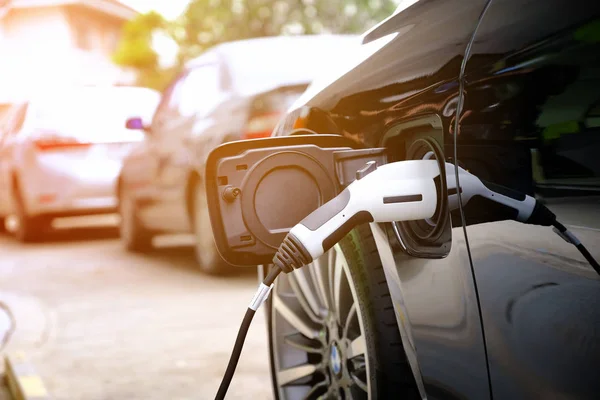 Sokakta olan modern elektrikli otomobil pilin şarj edilmesi