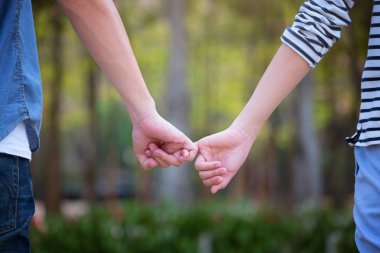 Severlerin elleri. Seçici odak, aşk sembolleri. Çift hatıraları