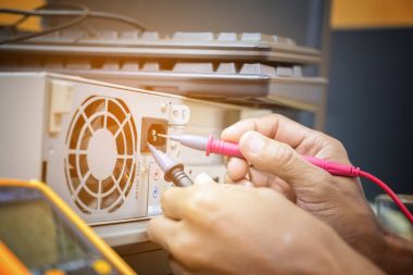 Elektronik teknisyeni eller dijital multimetre kalem denetimini kullanın