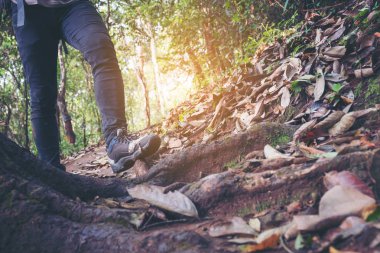 Adam ayakkabı footwea sokak orman üzerinde yürüyen genç hipster adam