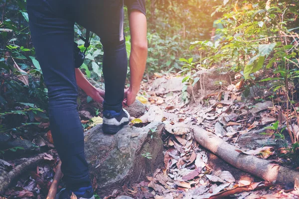 Pemuda hipster tangan mengikat tali sepatu di jalan di hutan, sh — Stok Foto