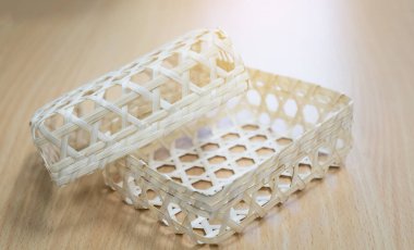 Hasır bambu sepet gemi ahşap arka plan üzerinde yuvarlak. Thailan