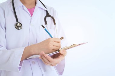 Doktor stetoskop çalışma yazı clipbo evrak üzerinde ile