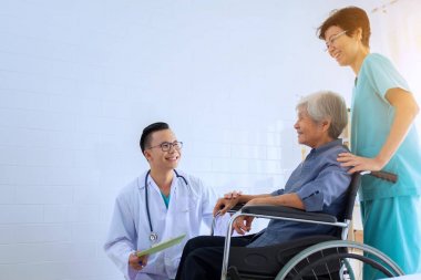 Doktor ve hemşire stetoskop ve belge içinde o P ile çalışma