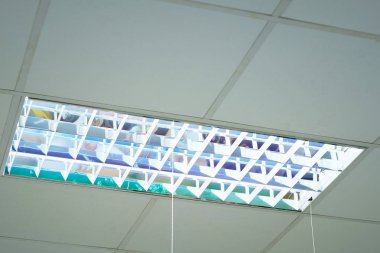 Floresan lamba tavan, ışıklarını beyaz neon li ile tavan