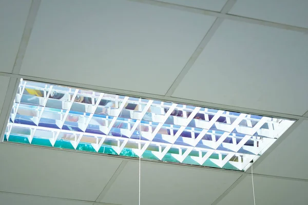 Floresan lamba tavan, ışıklarını beyaz neon li ile tavan