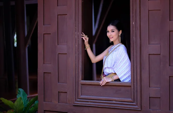 Portret mooie vrouw het dragen van traditionele Thaise cultuur vintag — Stockfoto
