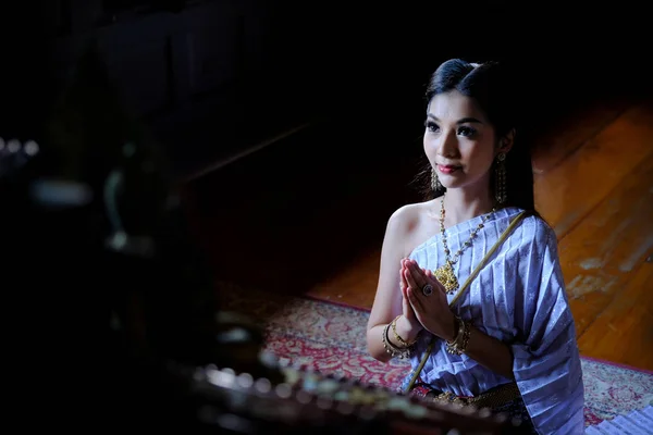 Schöne thailändische Mädchen in traditioneller Tracht in Choeng tha a — Stockfoto