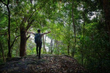 Genç hipster adam seyahat doğa ba ayakkabı ayakkabı çanta koyar