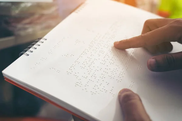 Close-up van de vingers lezen braille, Hand van een blinde persoon lezen — Stockfoto