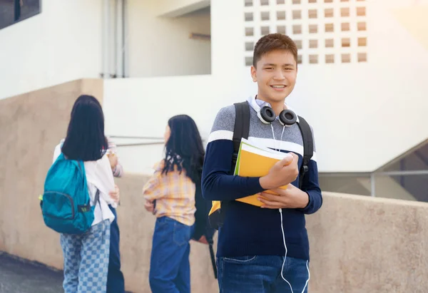 Молодой студент-подросток или старшеклассник, несущий шхуну — стоковое фото
