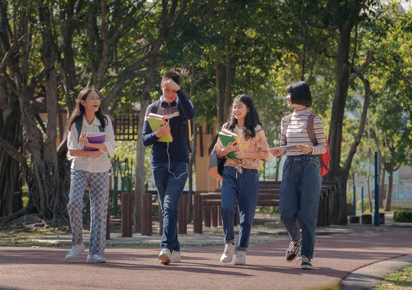 Группа студентов счастливые молодые люди прогулки на открытом воздухе, Diverse Yo — стоковое фото