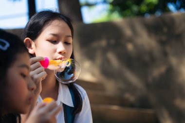 Sabun köpüğü üflemeye ve yazın eğlenmeye yakın ol. 