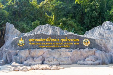 Changrai, Tayland - 14 Aralık 2019, Phaya Nak mağarası büyük mağara