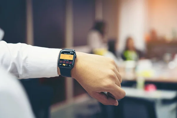 Bangkok Tailândia - DEC 19, 2019: Mão de homem com Apple Watch Serie — Fotografia de Stock