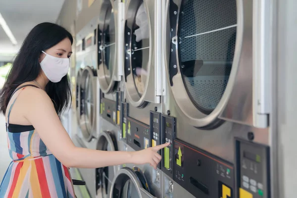 Schöne Frau Mit Maske Wäscht Waschsalon — Stockfoto