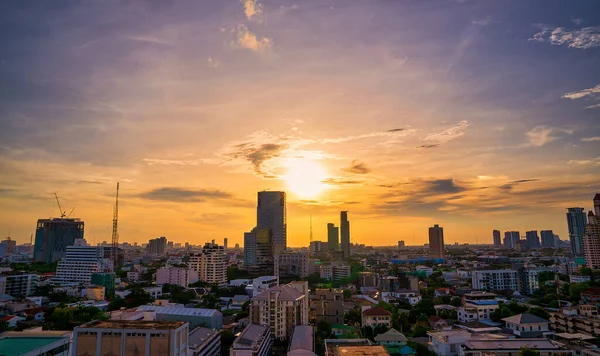 BANGKOK, THAILAND - 19 Mayıs 2020: Günbatımı Bangkok şehir merkezindeki gökdelenlerden yansıyor