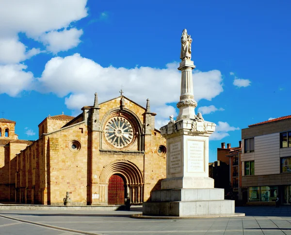 Eglise de San Pedro et monument — Photo