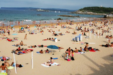 Kumsaldaki insanlar.