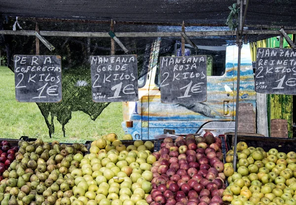 Apple y pera en el mercado — Foto de Stock