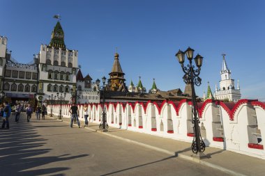 Turistler ve Mosco Izmailovo Kremlin boyunca yürüyüş insanlar