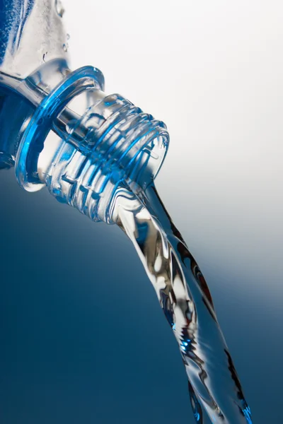 Wasserstrahl aus der Flasche — Stockfoto