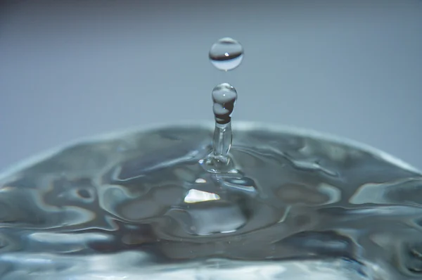 Капля Воды Падает Воду Образуя Идеальные Концентрические Круги — стоковое фото
