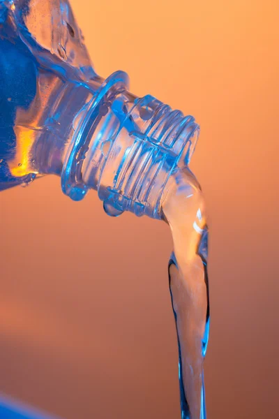 Wasserstrahl aus der Flasche — Stockfoto