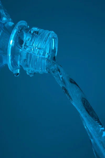 Flusso di acqua dalla bottiglia — Foto Stock