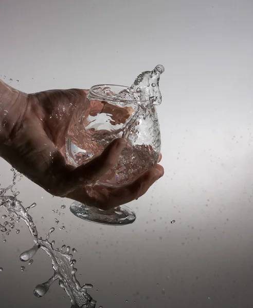 Ręka ze szklanką wody — Zdjęcie stockowe