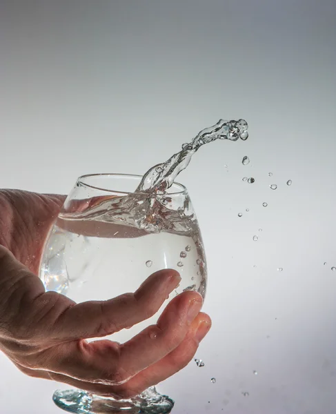 Tangan dengan segelas air — Stok Foto