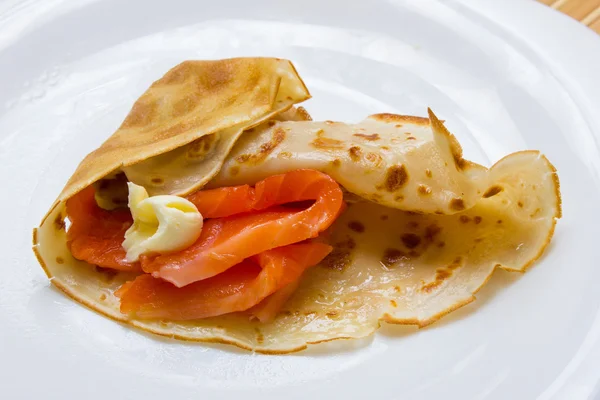 Pannenkoeken Met Gerookte Zalm Boter Het Stuk — Stockfoto