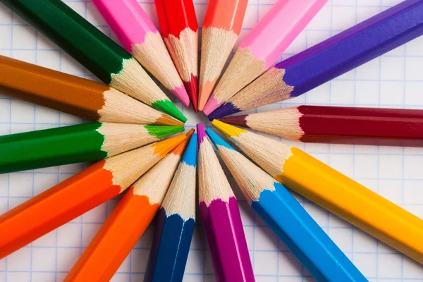 Buntstifte auf dem Tisch — Stockfoto