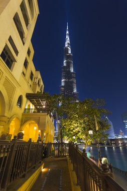 Uluslararası Dubai Kongre ve Sergi Sarayı gece