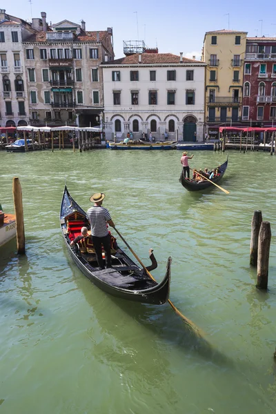 Turyści podróżują gondolami — Zdjęcie stockowe