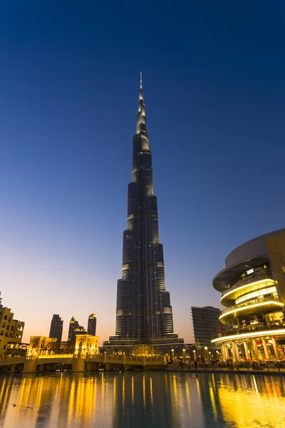 Uluslararası Dubai Kongre ve Sergi Sarayı gece — Stok fotoğraf