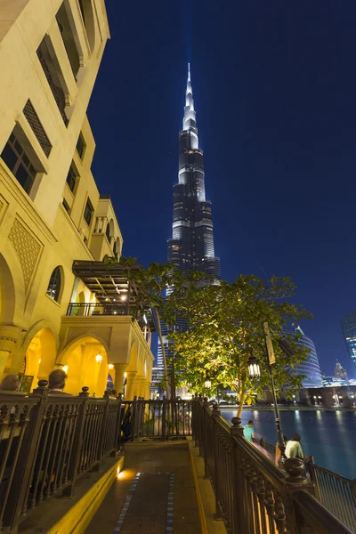 Uluslararası Dubai Kongre ve Sergi Sarayı gece — Stok fotoğraf
