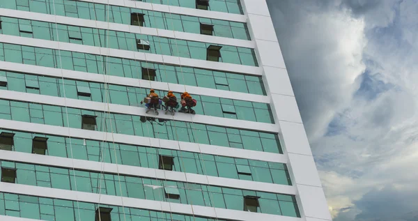 Trabalhadores limpeza alta torre — Fotografia de Stock