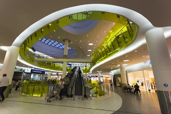 İnsanlar süpermarkette Ashan Troyka