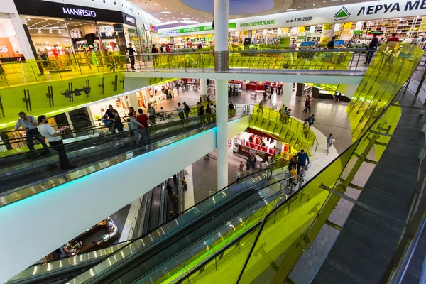 Mensen in supermarkt Ashan Troyka — Stockfoto