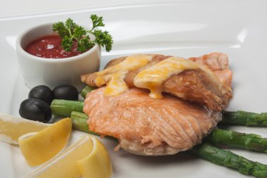 Mayonez ve domates soslu balık