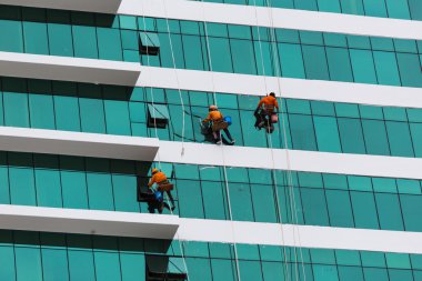 yüksek kule temizlik işçileri