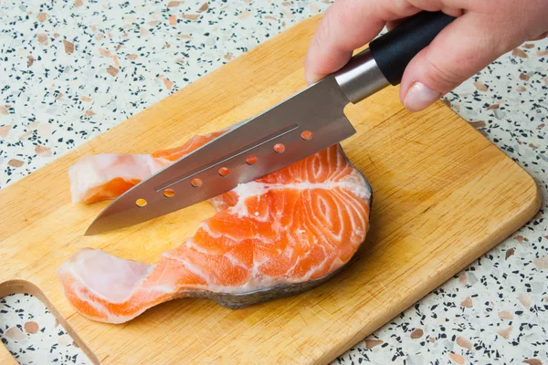 Macellazione di salmone su un tagliere — Foto Stock