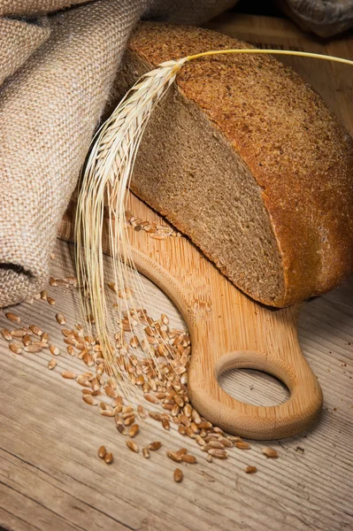 Brot und Ohren auf dem Tisch — Stockfoto