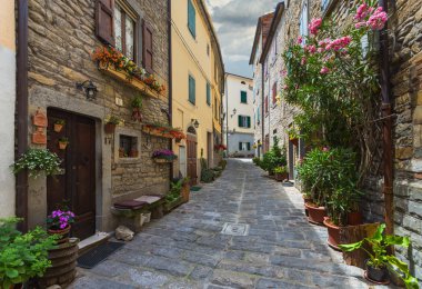 tipik İtalyan street Toskana, İtalya, Avrupa'nın küçük taşra kasabasında