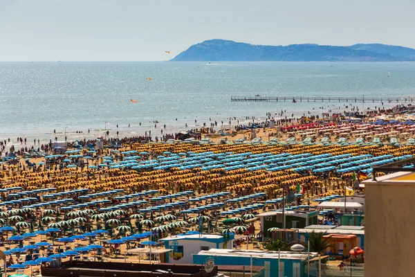 Grote groep van parasols op het strand — Stockfoto